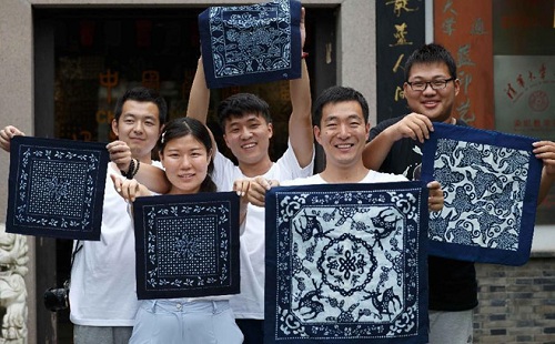 Sinh viên trải nghiệm làm vải trúc bâu tại Trung Quốc